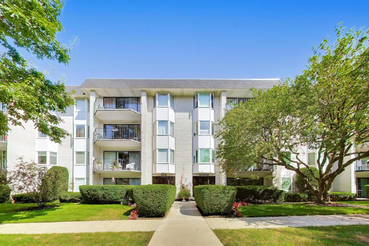 235 Ridge Rd. #1F, Wilmette, IL 60091