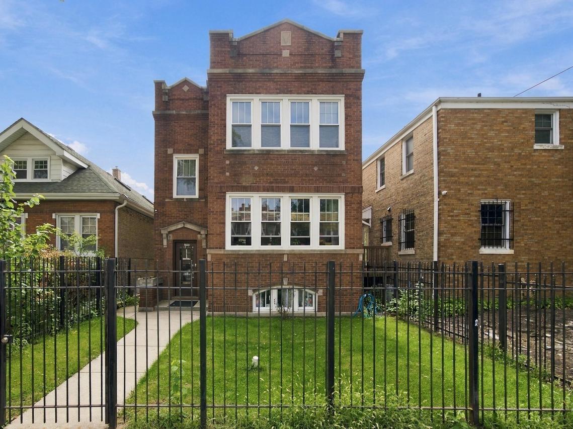 4055 W Nelson St., Chicago, IL 60641
