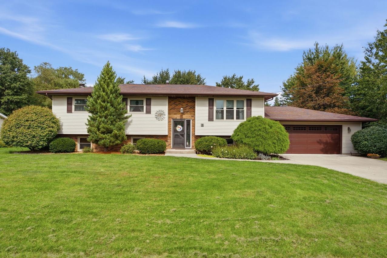 1 Kimberly Dr., Coal Valley, IL 61240