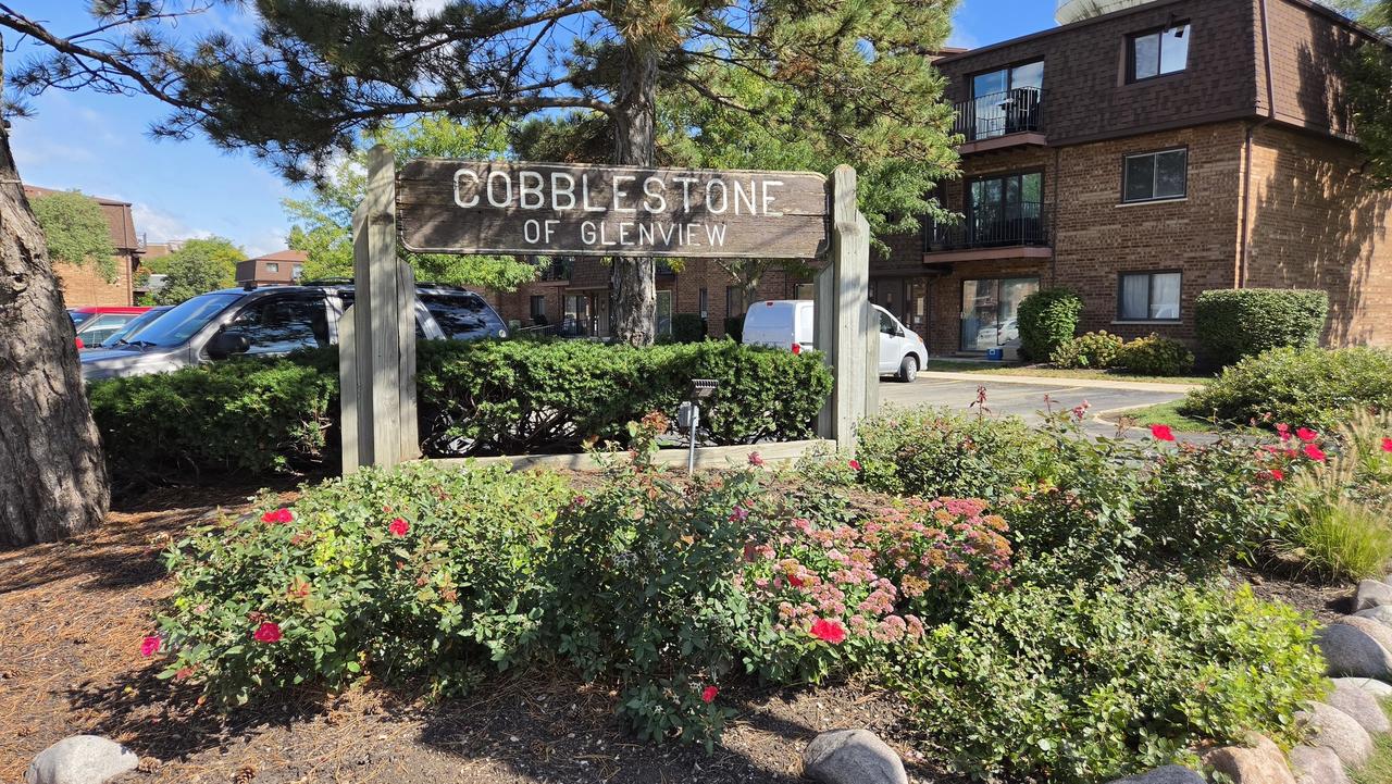 718 Cobblestone Cir. #C, Glenview, IL 60025