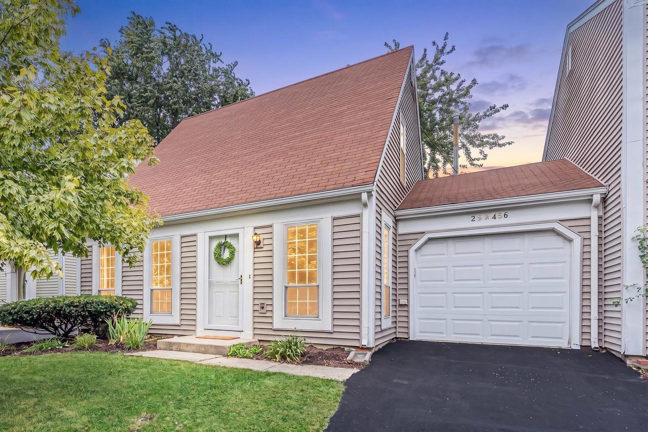 29W456 Blackthorn Ln., Warrenville, IL 60555