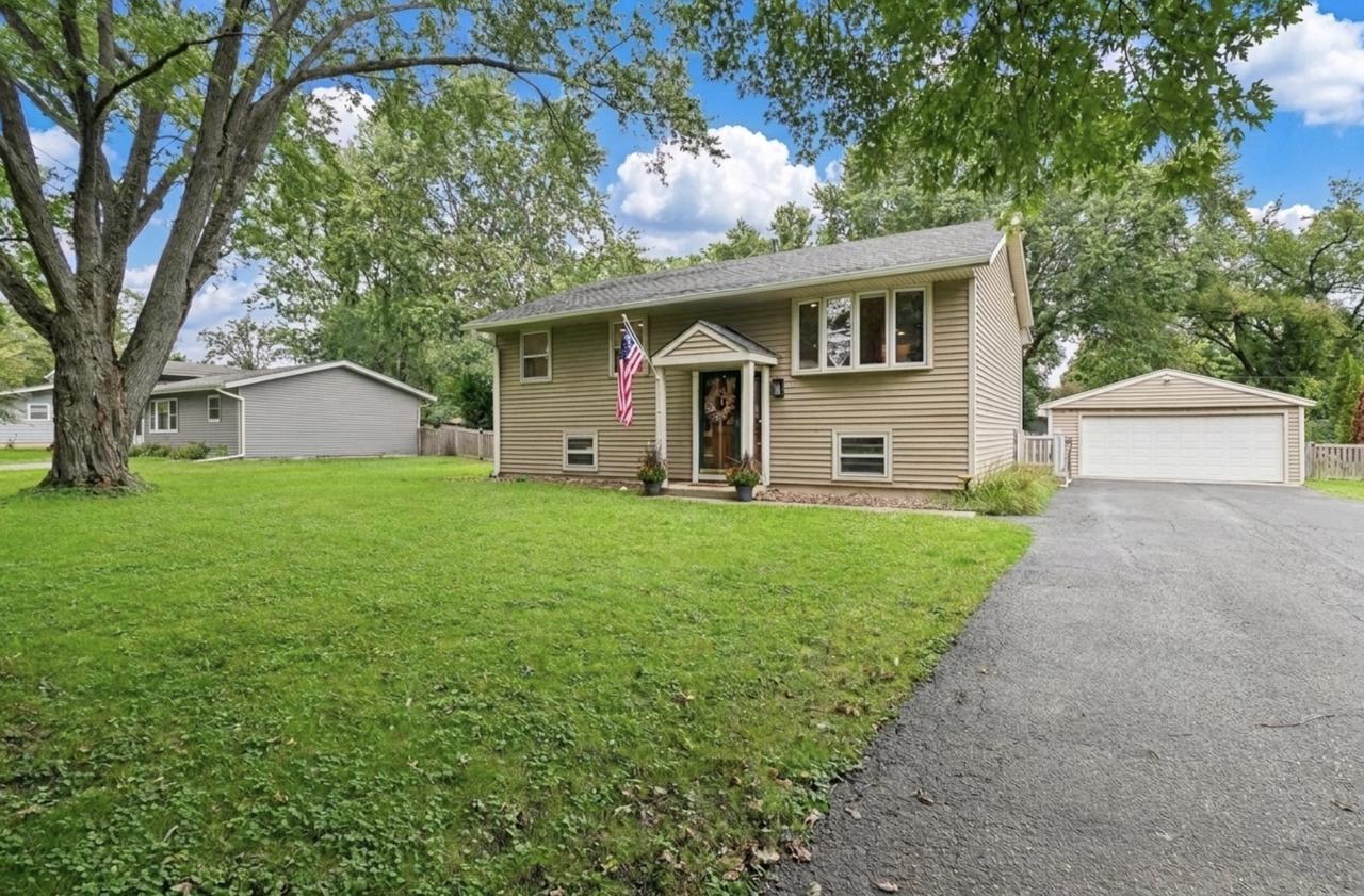 15670 W Sprucewood Ln., Libertyville, IL 60048