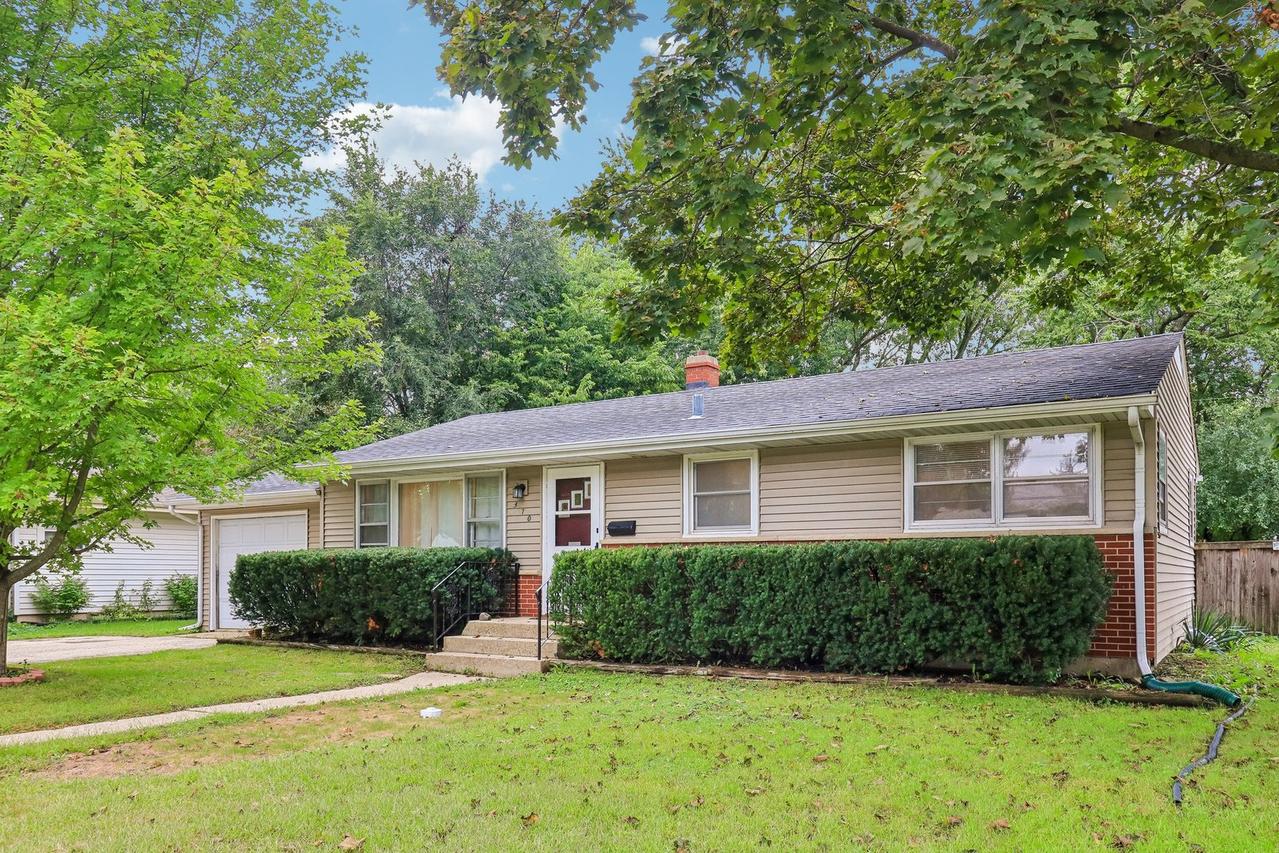 370 W Margaret Ter., Cary, IL 60013