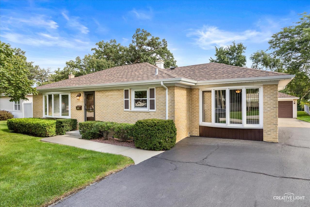 304 Crestwood Dr., Roselle, IL 60172