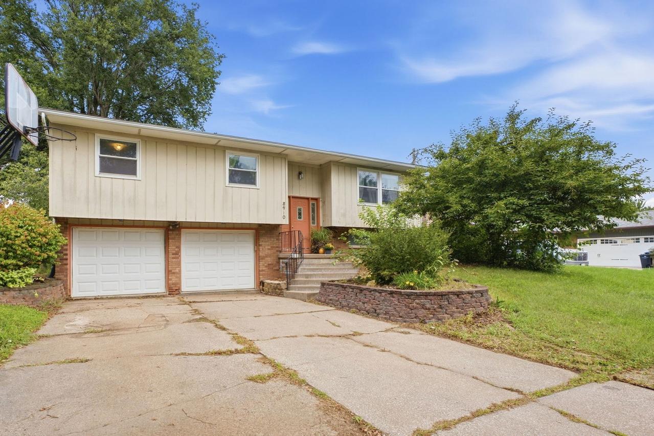 8910 33rd St., Rock Island, IL 61201