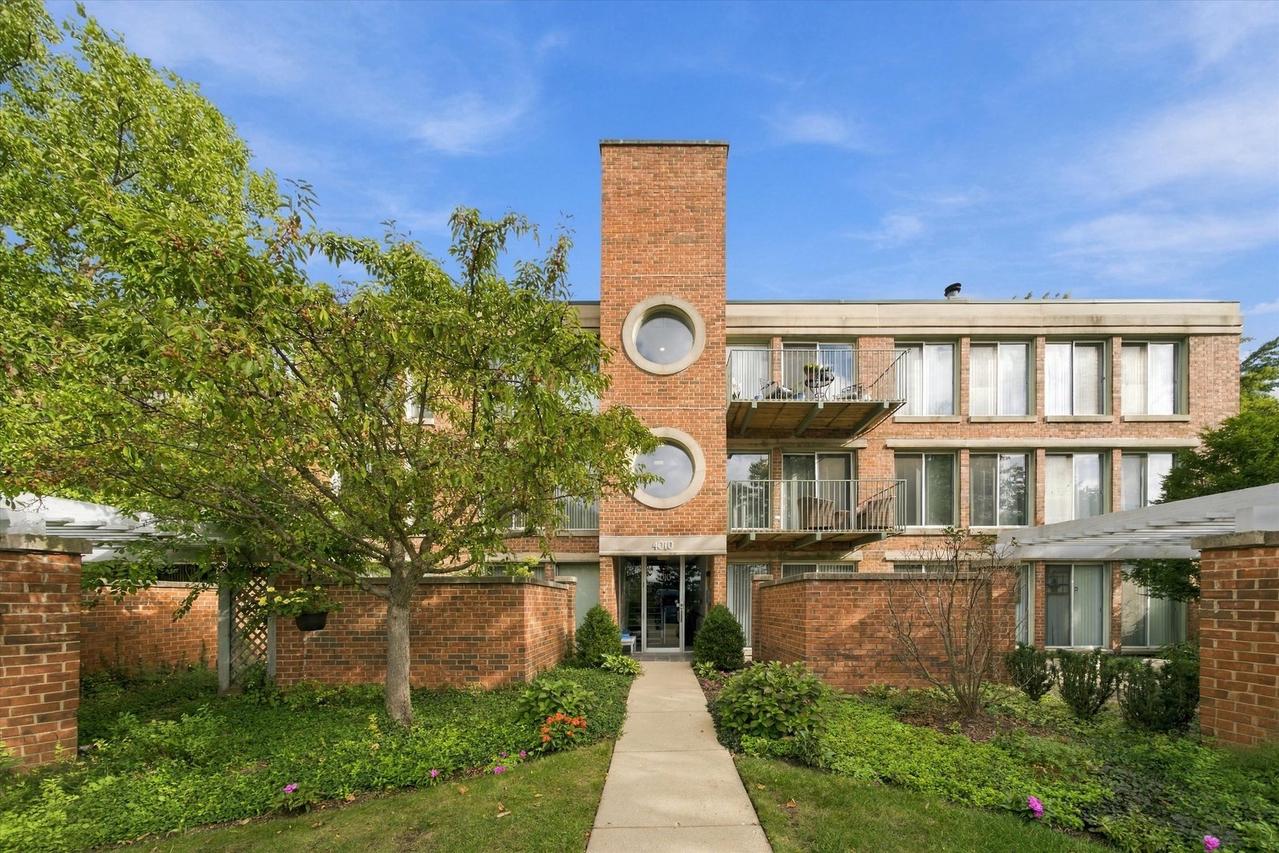 4010 Arbor Ln. #203, Northfield, IL 60093