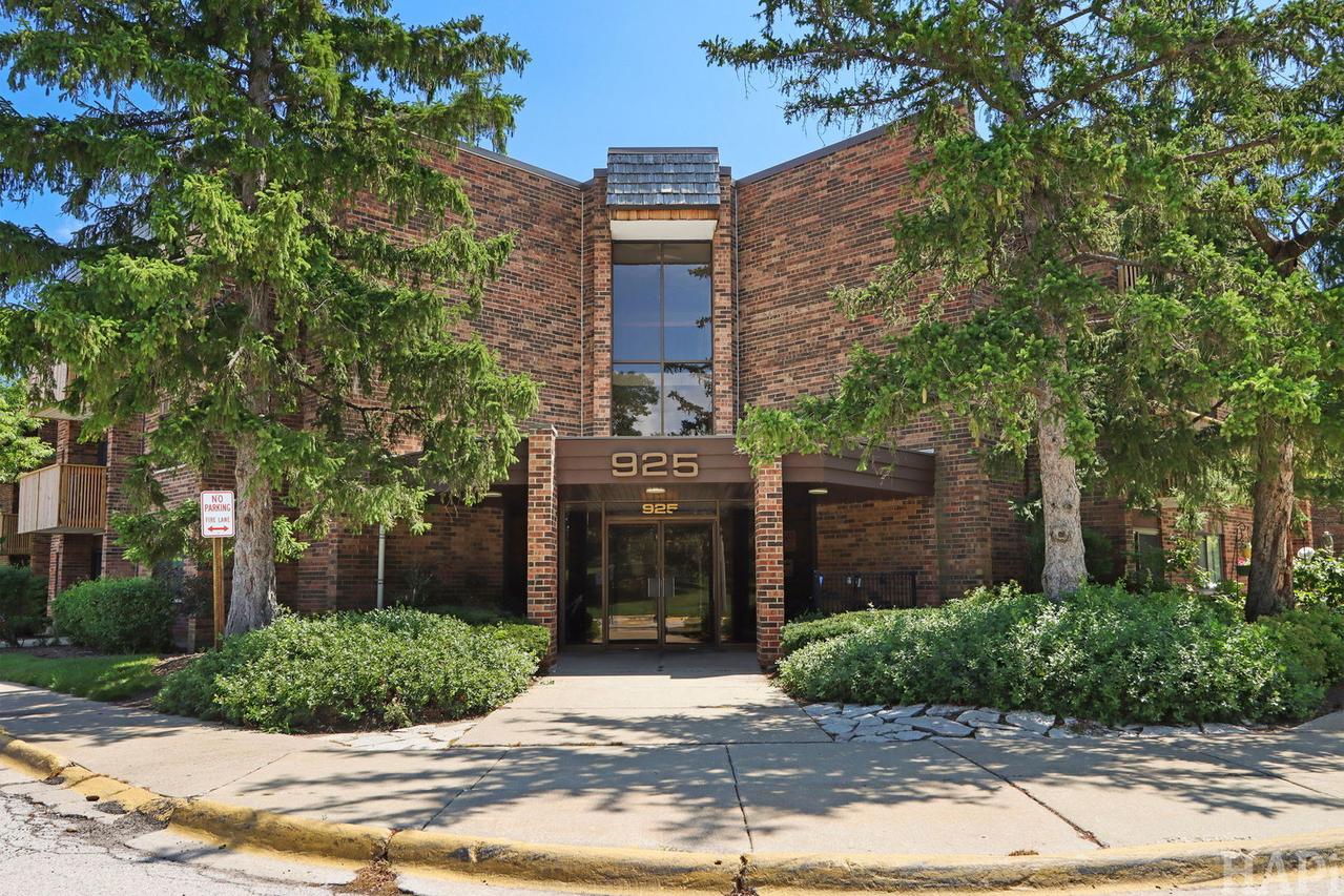 925 Springhill Dr. #202, Northbrook, IL 60062