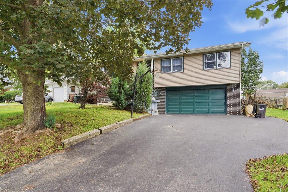 1807 Elmwood Dr., Lindenhurst, IL 60046