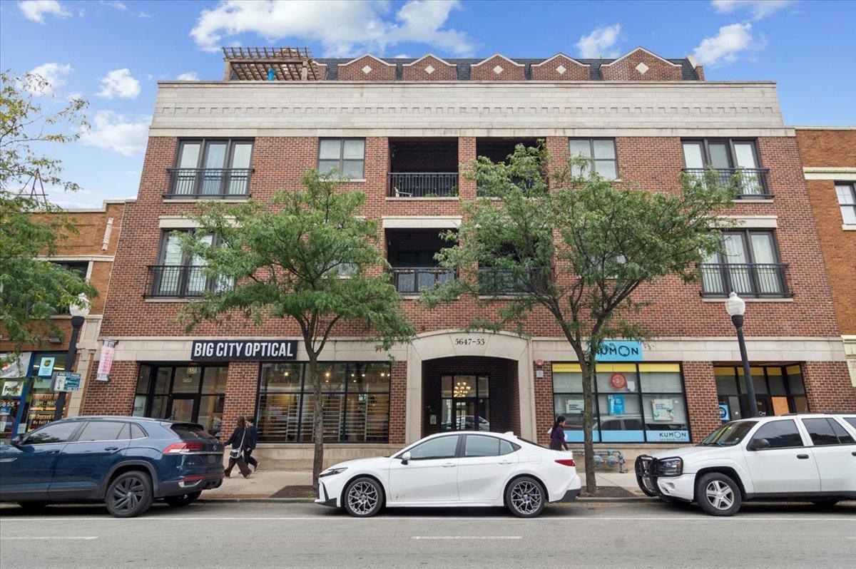 5647 N Clark St. #402, Chicago, IL 60660