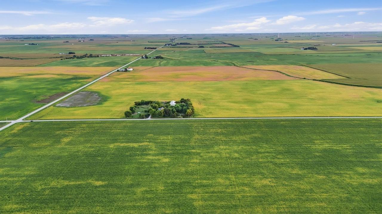 N 3300 East Rd., Strawn, IL 61775