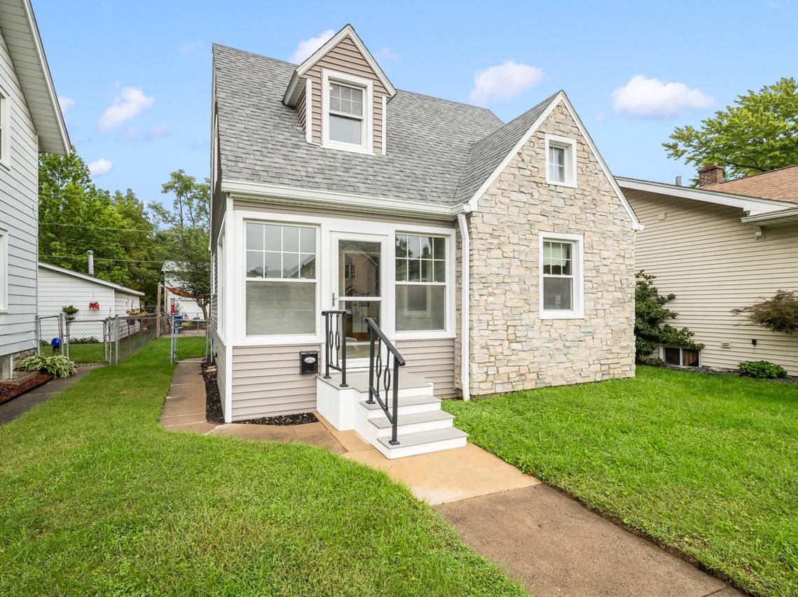 2421 14th Ave., Moline, IL 61265