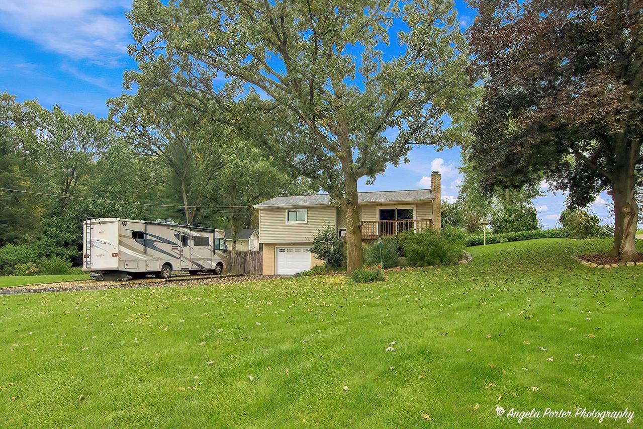 5104 E Lake Shore Dr., Wonder Lake, IL 60097