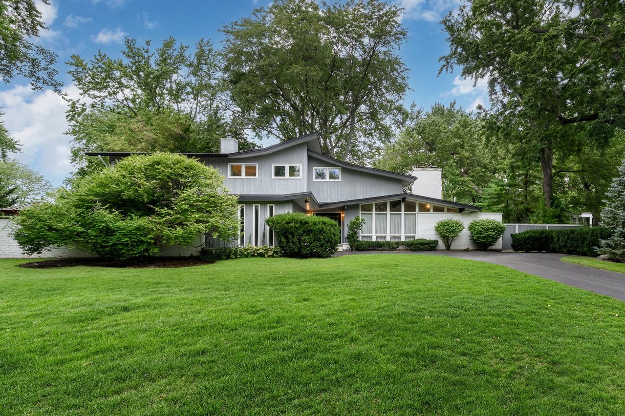 695 Ivy Ln., Glencoe, IL 60022