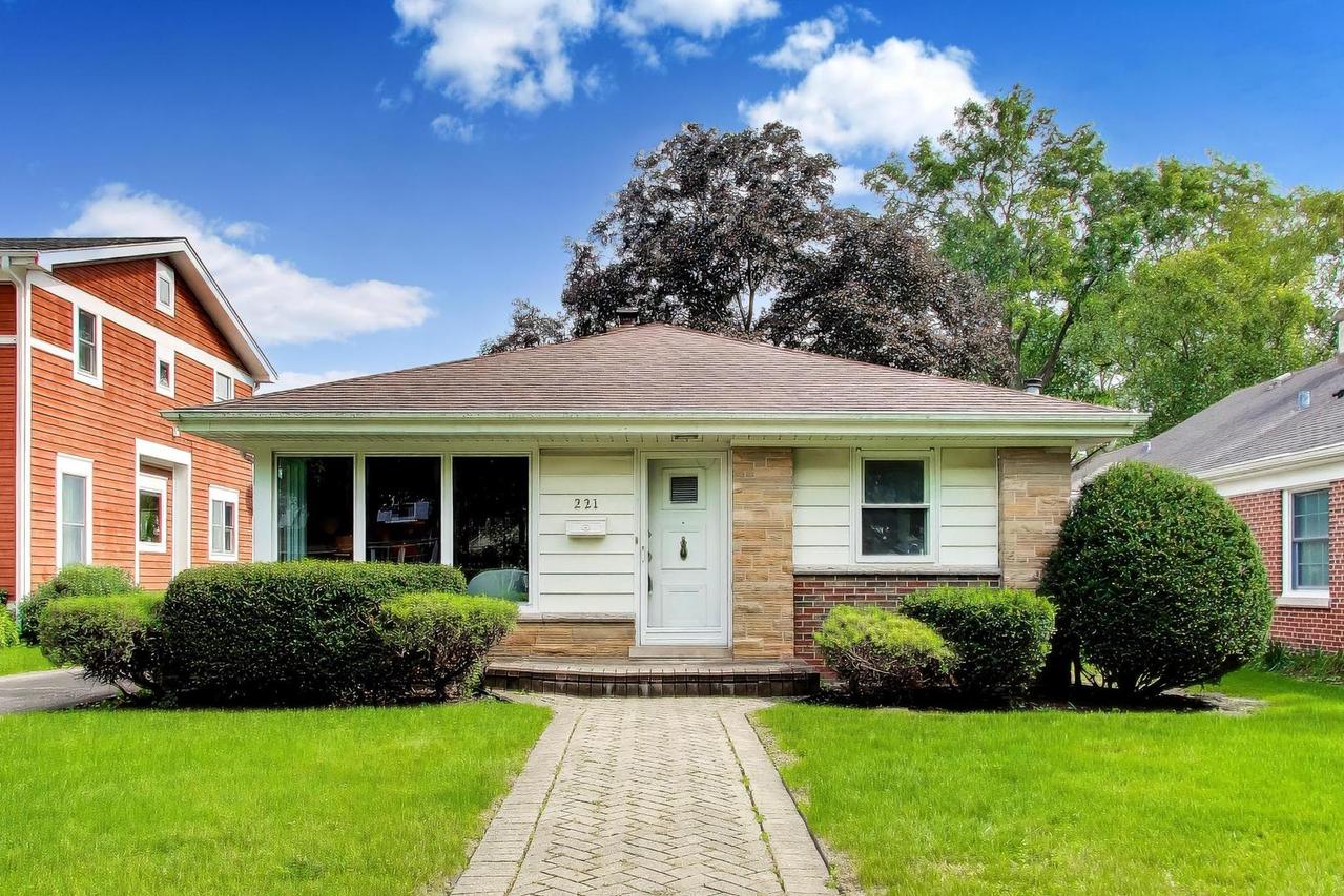 221 S Elmhurst Ave., Mount Prospect, IL 60056