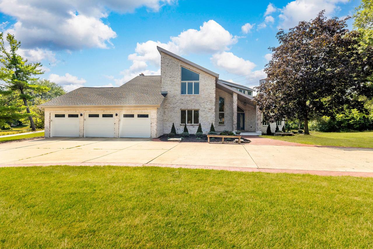 8920 Royal Dr., Burr Ridge, IL 60527