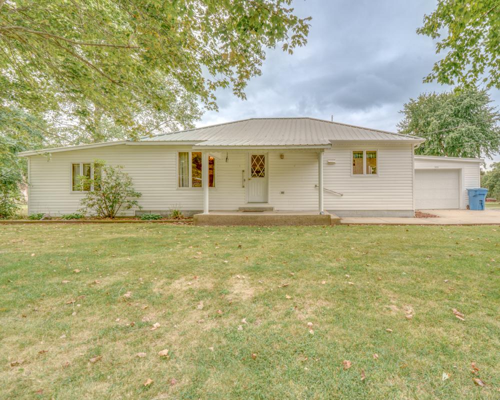300 S Jefferson St., Kell, IL 62853