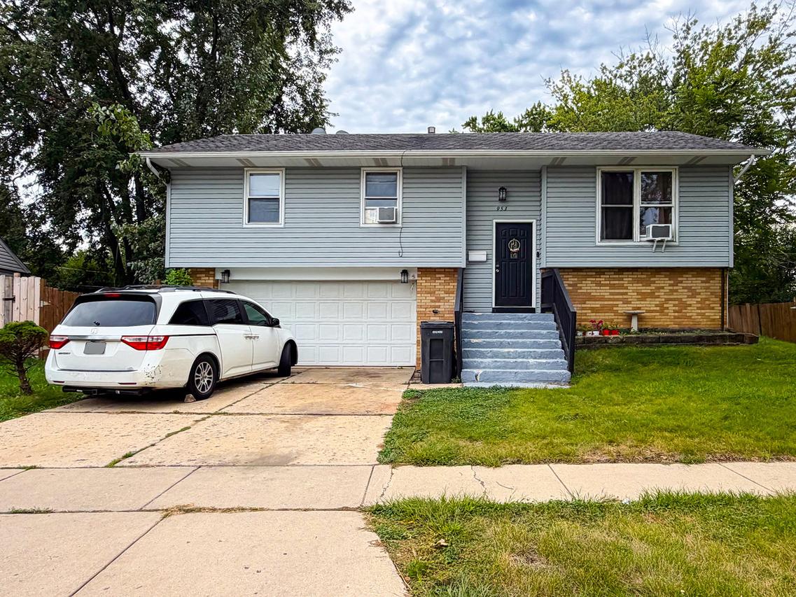 953 Miller Ave., Streamwood, IL 60107