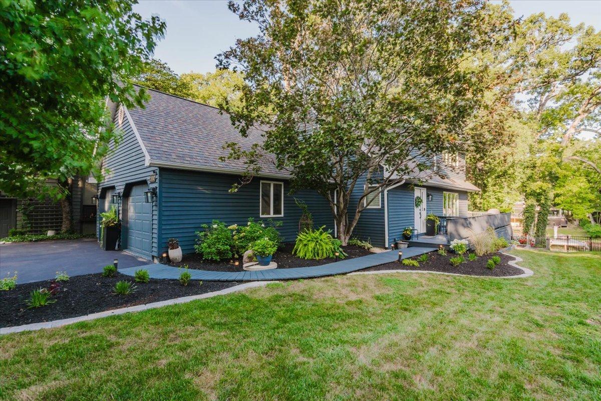 25262 Arrowhead Ln., Hudson, IL 61748