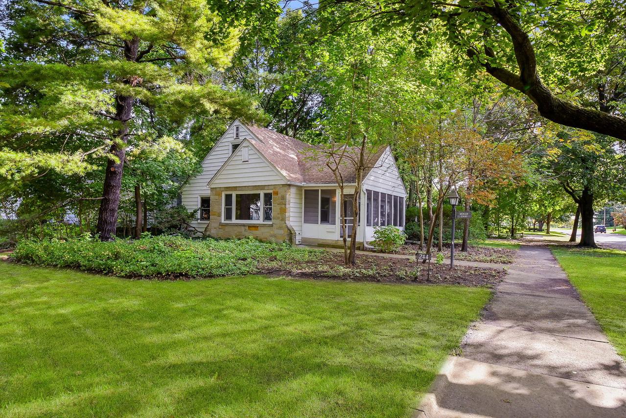 244 S Elmwood Dr., Aurora, IL 60506