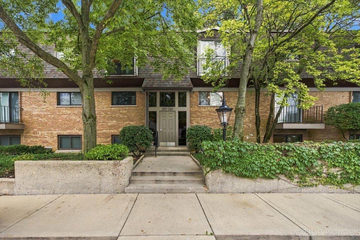 250 Kenston Ct., Geneva, IL 60134
