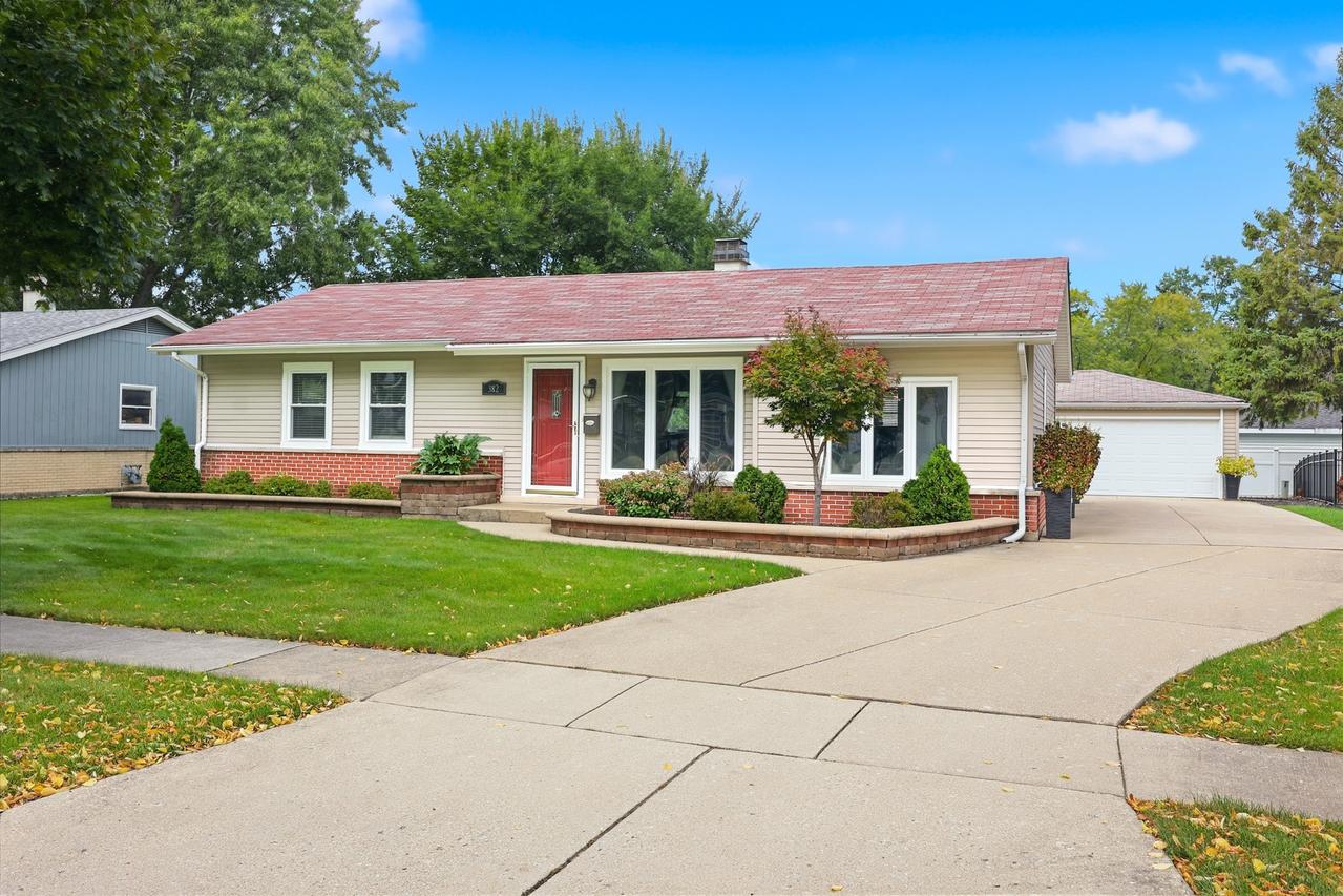 382 Maple Ln., Elk Grove Village, IL 60007
