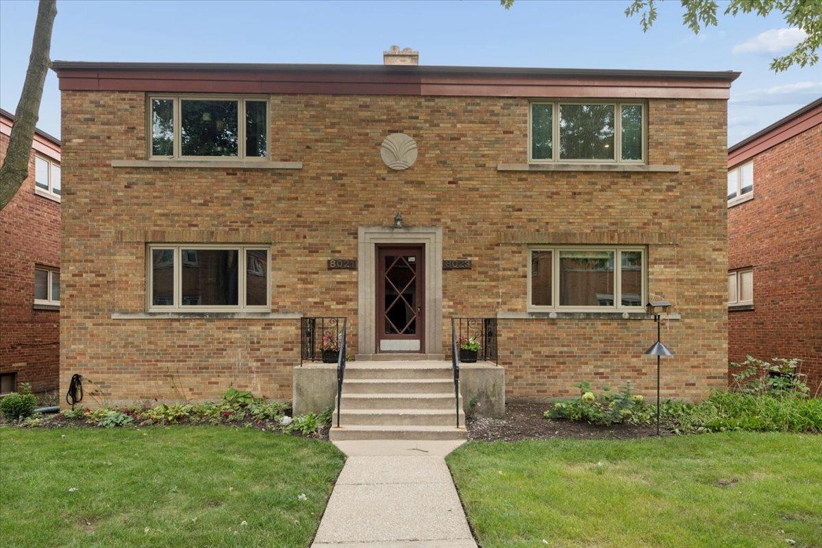 8023 Lake St. #2, River Forest, IL 60305
