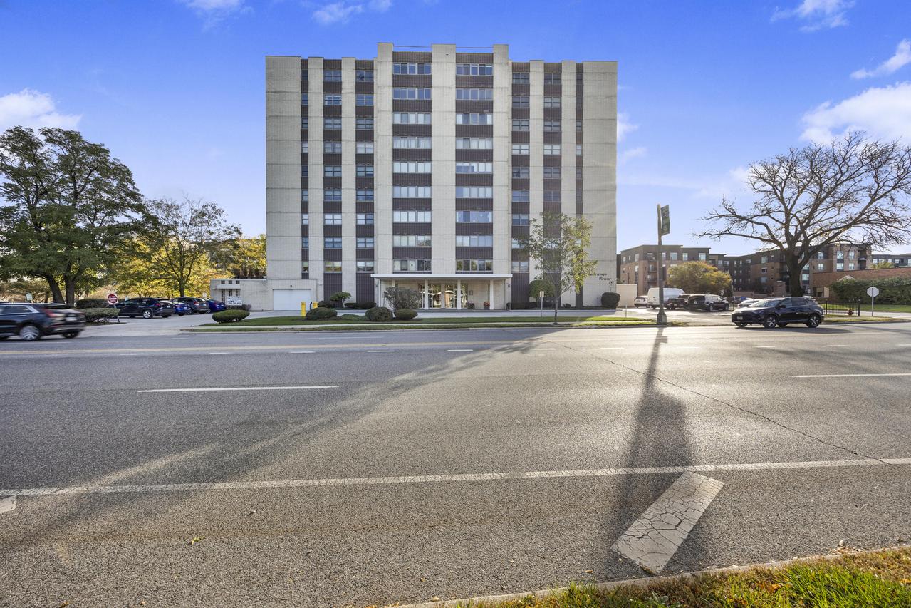 141 N La Grange Rd. #901, La Grange, IL 60525
