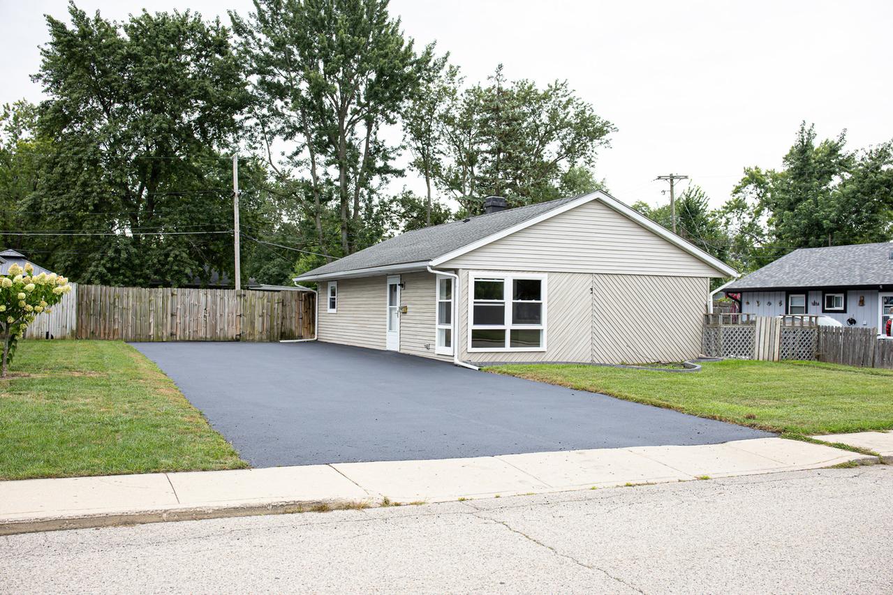 3 Walnut St., Carpentersville, IL 60110