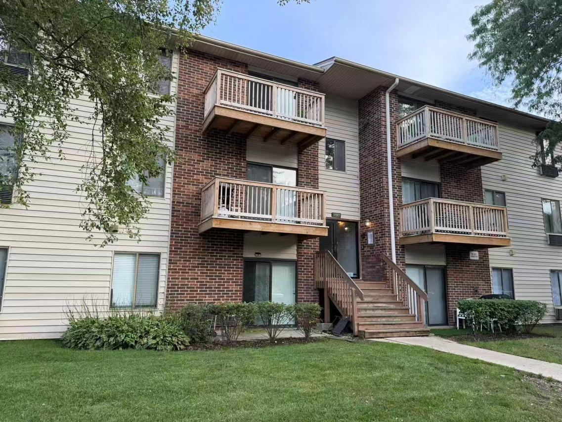 716 Prescott Dr. #302, Roselle, IL 60172