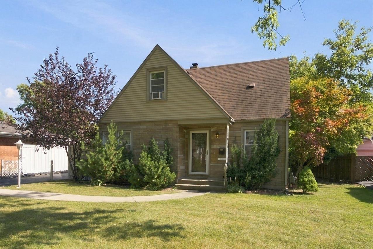 2115 Halsey Dr., Des Plaines, IL 60018