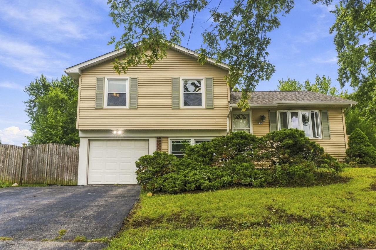 863 Poplar Ln., Bolingbrook, IL 60440