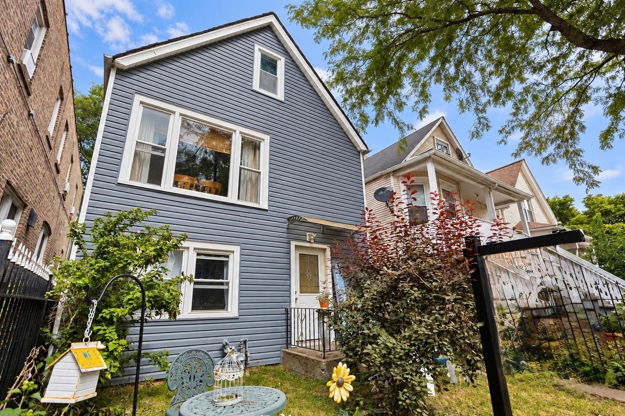 3906 W Montrose Ave., Chicago, IL 60618