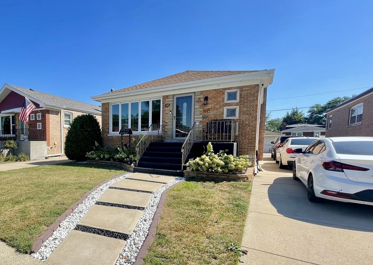 9133 S Hamlin Ave., Evergreen Park, IL 60805