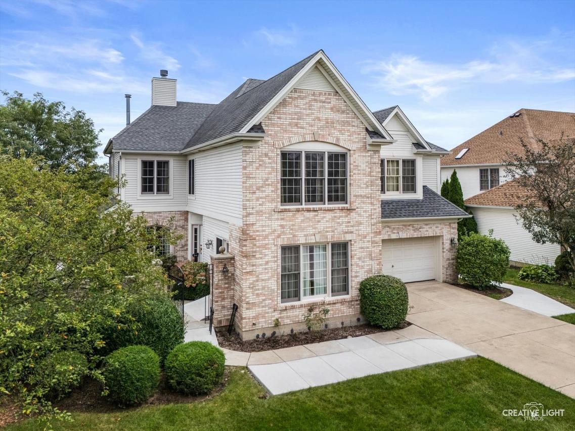 527 Mallard Point Dr., North Aurora, IL 60542