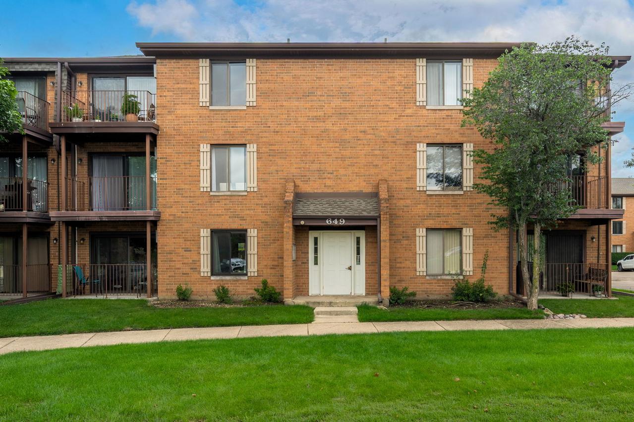 649 N Briar Hill Ln. #1, Addison, IL 60101