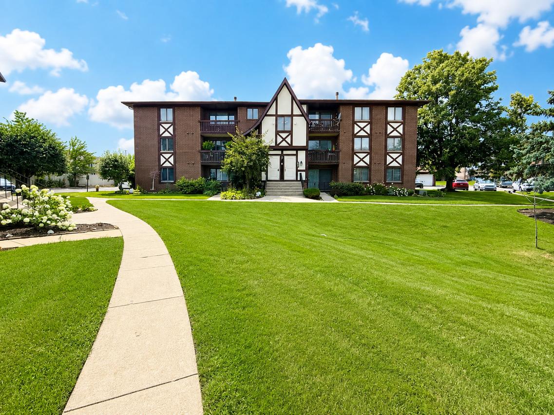 10572 S Palos Pl. #D, Palos Hills, IL 60465