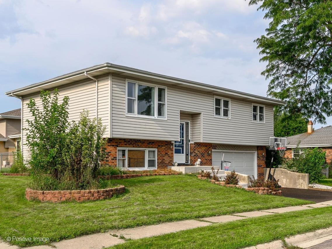 557 Delaware Tr., Carol Stream, IL 60188