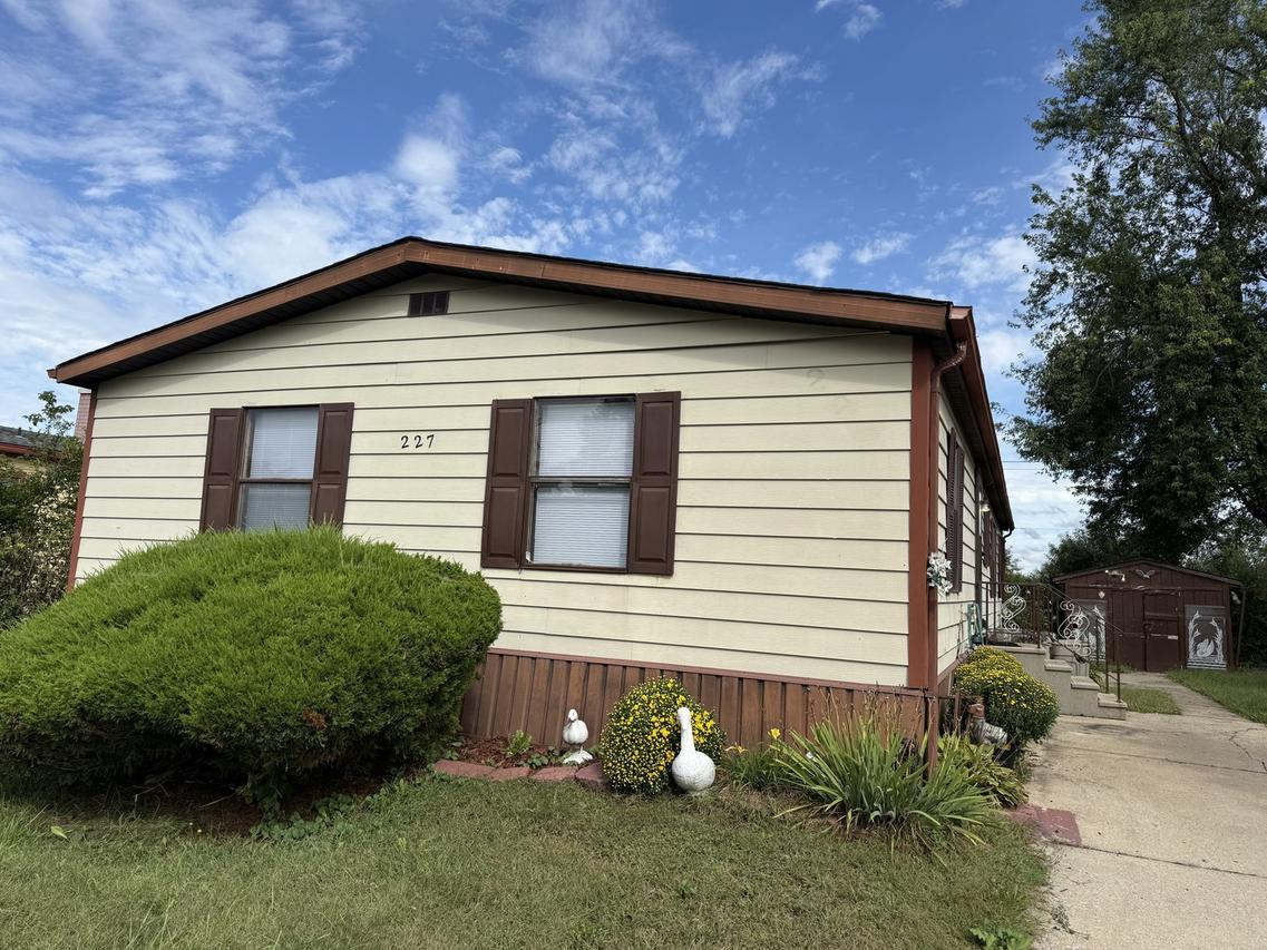 227 Blackthorn Rd., Matteson, IL 60443