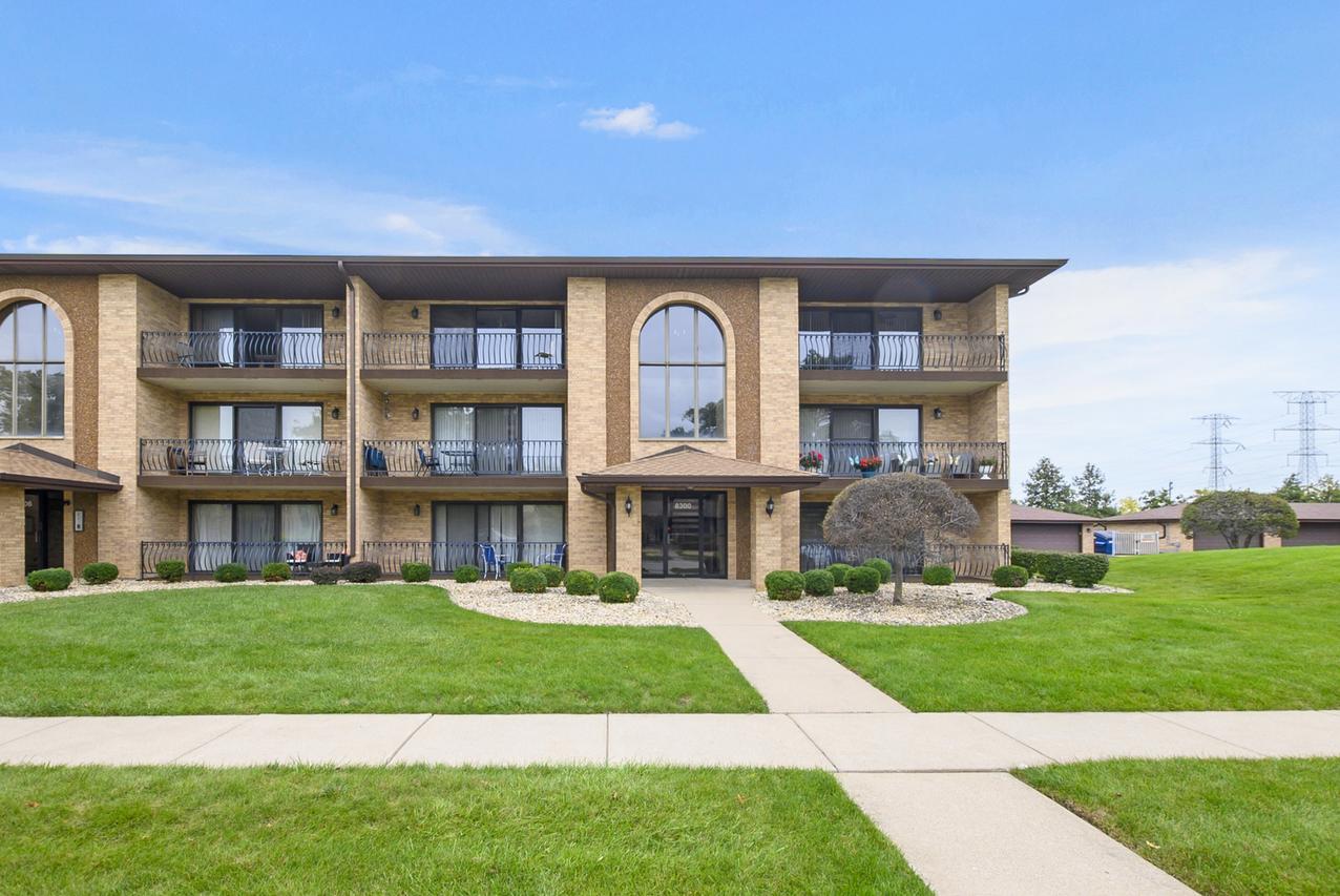 8300 160th Pl. #2E, Tinley Park, IL 60477