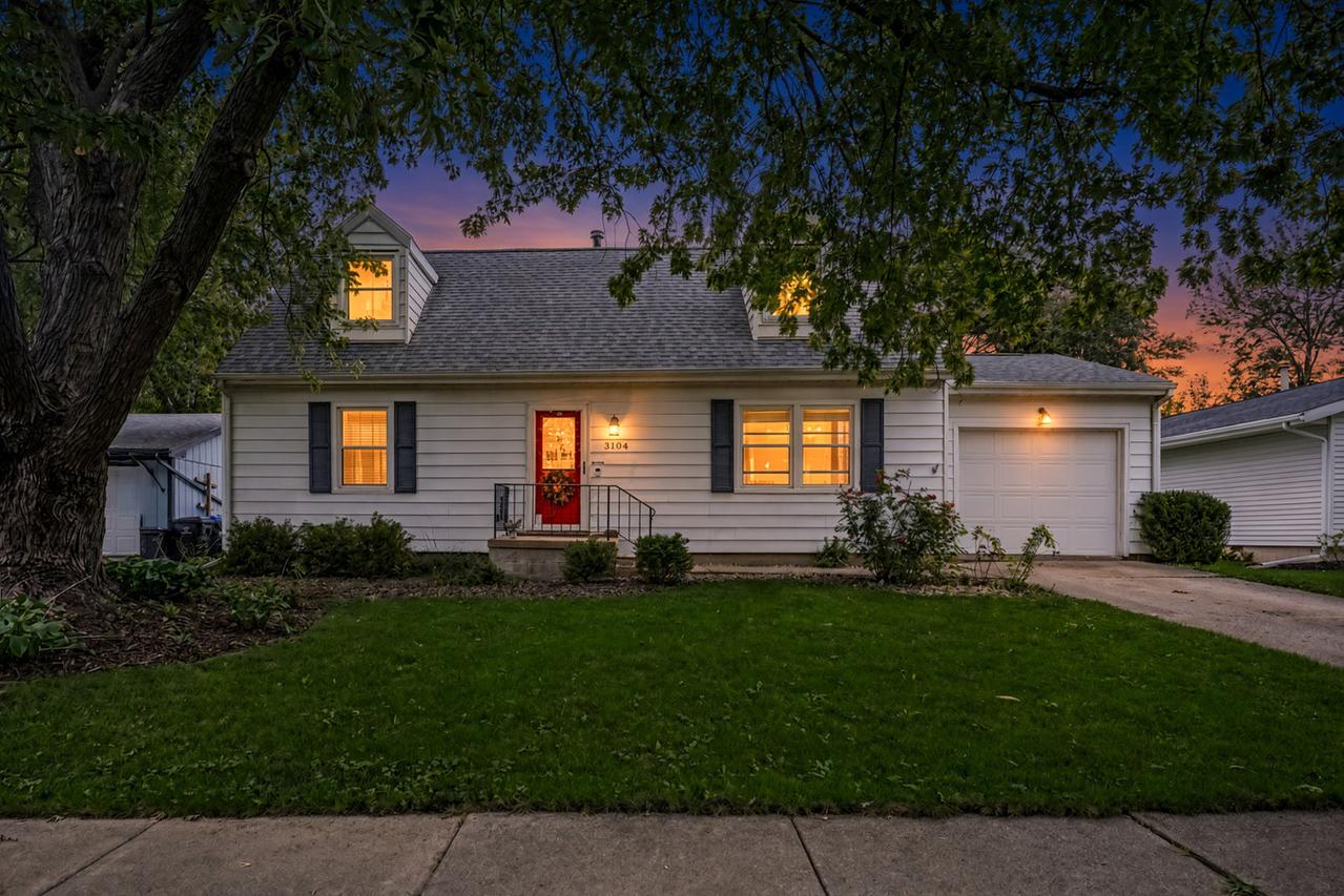 3104 Winchester Dr., Bloomington, IL 61704