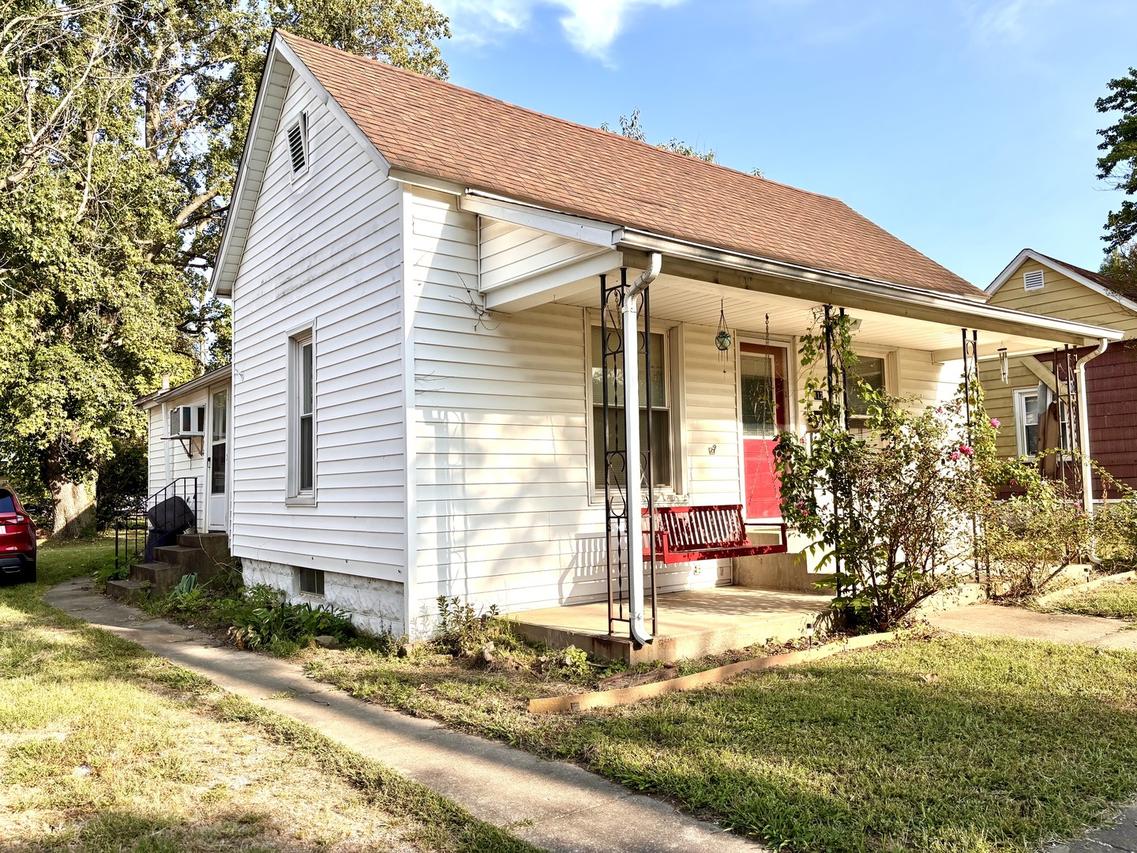 112 S 10th St., Herrin, IL 62948