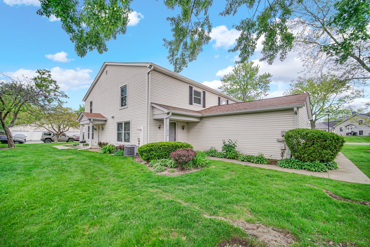 1193 E Barberry Ln. #B, Palatine, IL 60074
