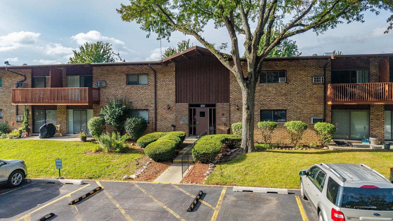 200 Willow Ln. #C-219, Willow Springs, IL 60480