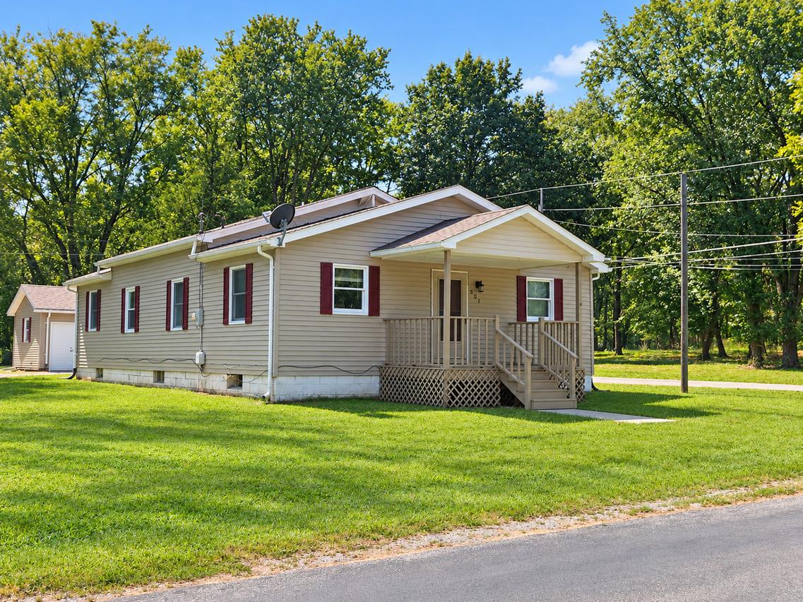 901 E Olive St., Duquoin, IL 62832