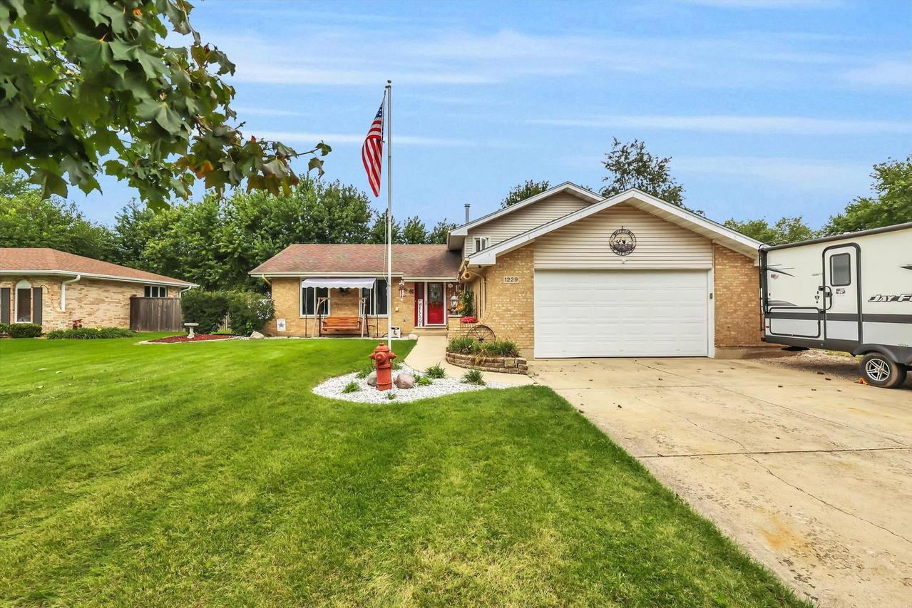 1229 Andrea Dr., New Lenox, IL 60451