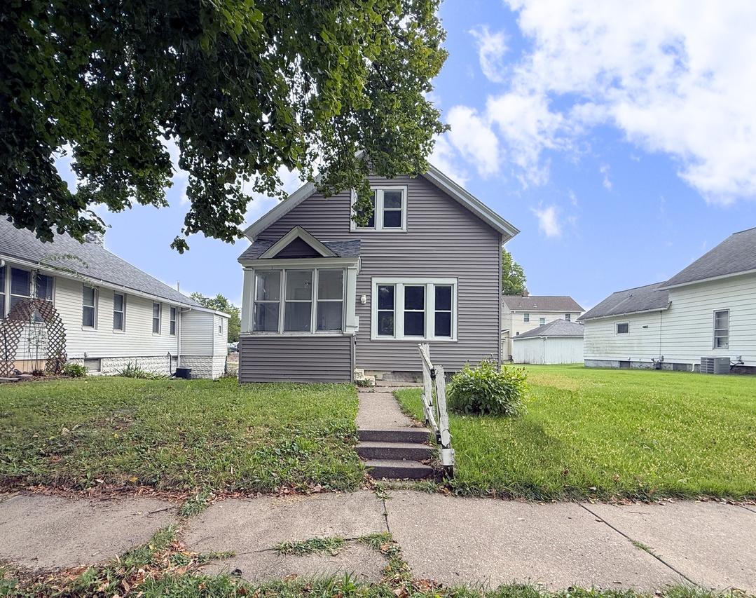 1125 37th St., Rock Island, IL 61201