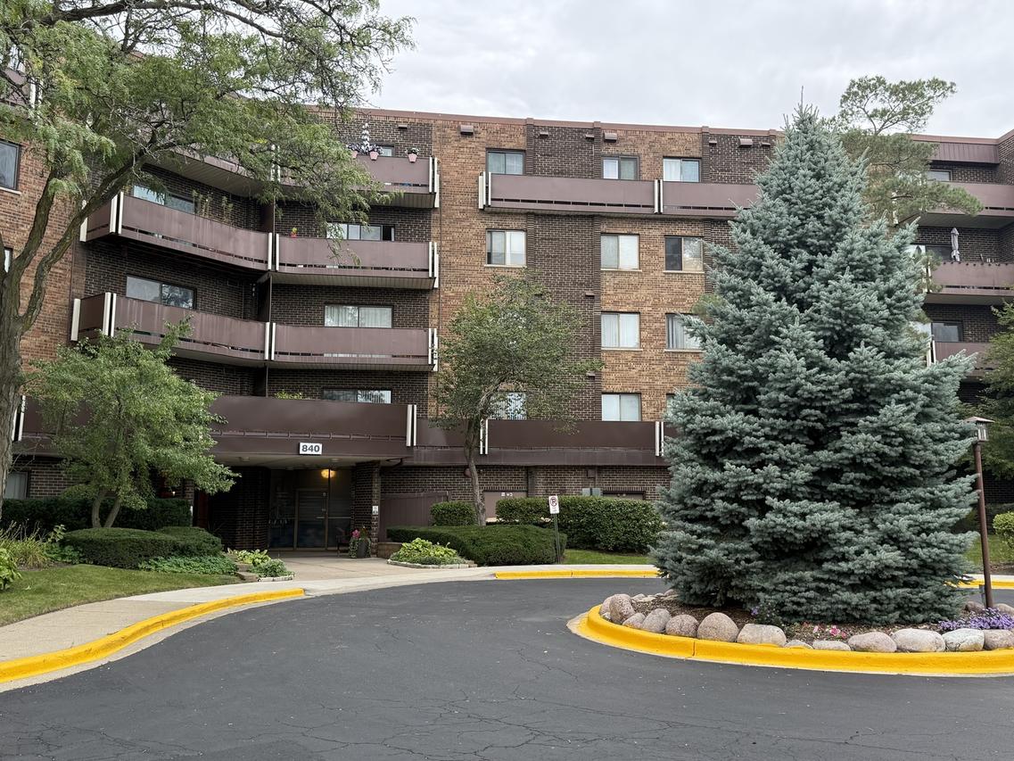 840 Wellington Ave. #103, Elk Grove Village, IL 60007