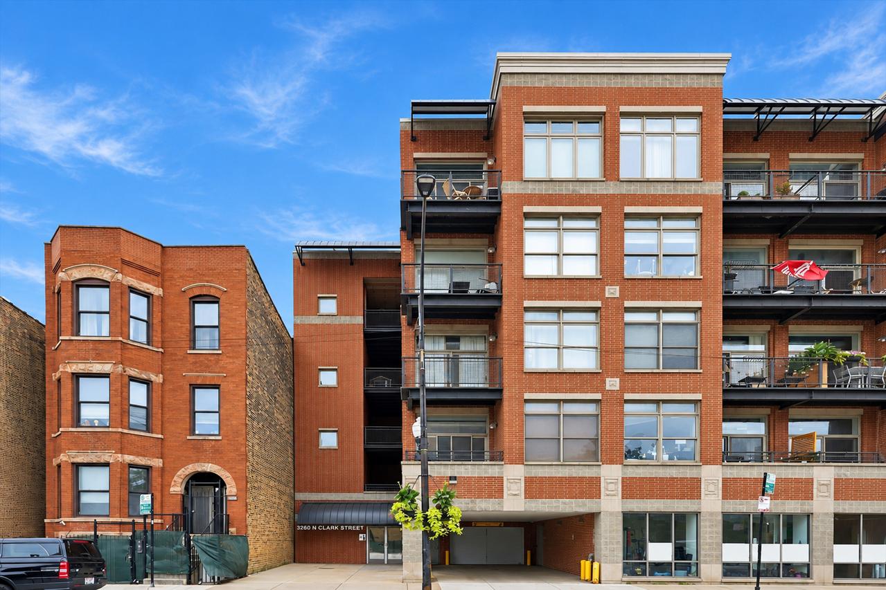 3260 N Clark St. #304, Chicago, IL 60657