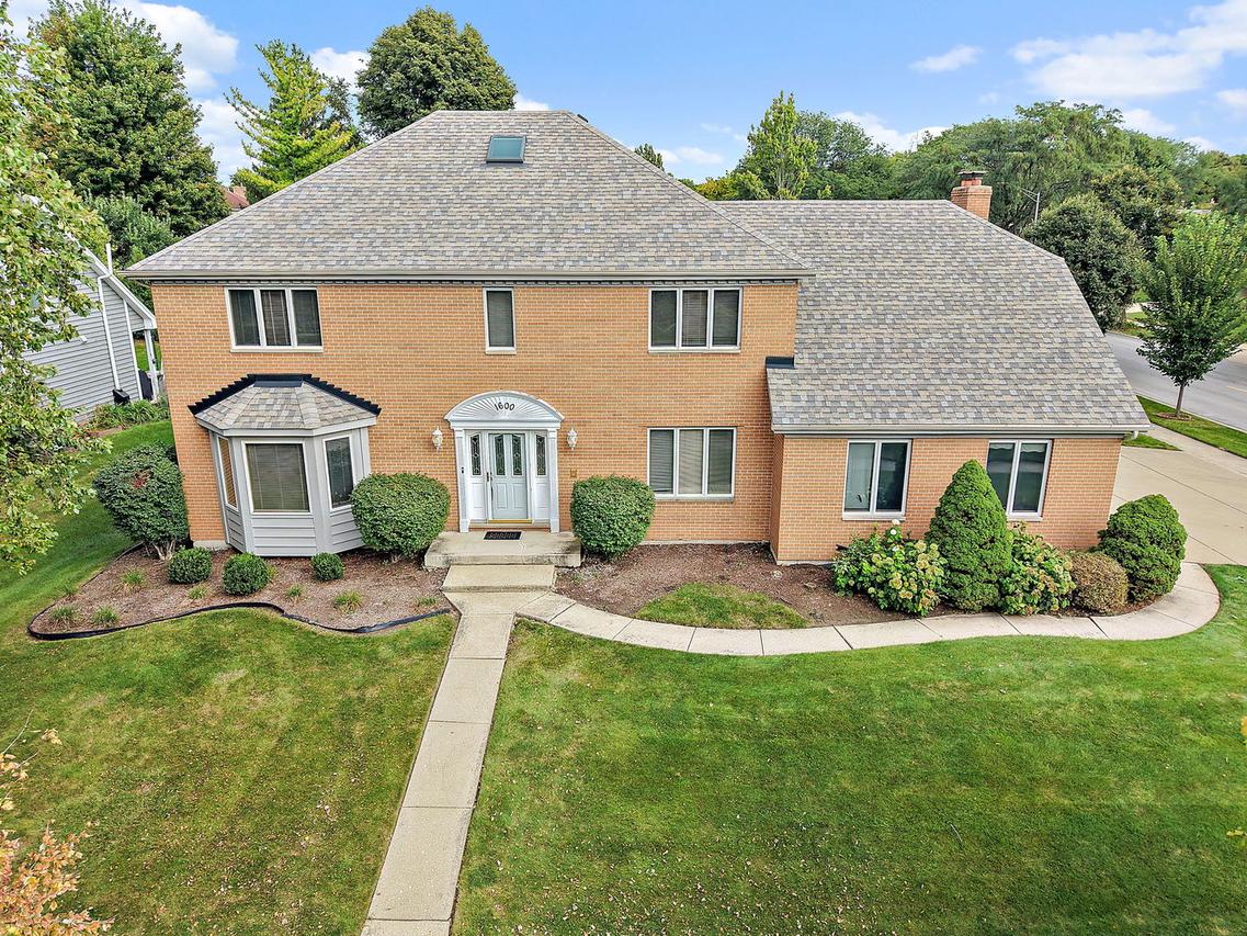 1600 Brentford Dr., Naperville, IL 60563