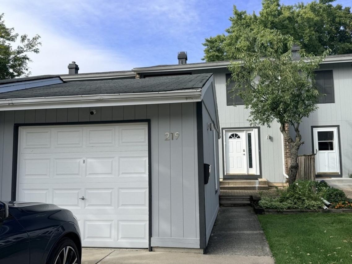 219 Pinewood Ln., Bloomingdale, IL 60108